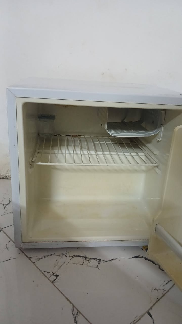 ثلاجة شغالة نظيفة هذا شكلها Mini Fridgeالارتفاع: حوالي 50 سم.
العرض: حوالي 44 إلى 47 سم.

​العمق: حوالي 45 سم.

السعر ٥٠ 

العنوان العطيفية


**إذا كنت صاحب هذا الإعلان وتريد حذفه لأي سبب، رجاءا أرسل رسالة إلى الدعم الفني**