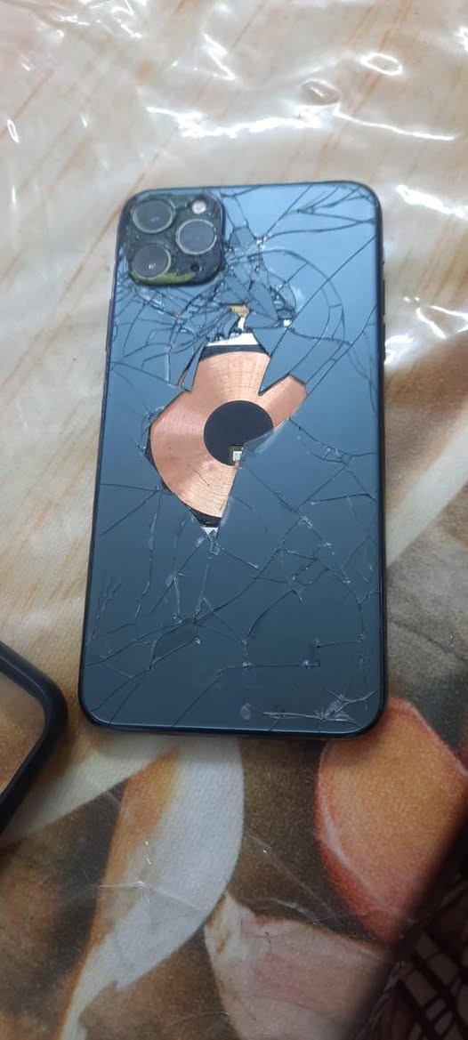 ايفون 11برو ماكس مبدل فقط بطاريه وضهر مكسور لباقي كلشي مبيه ذاكره 256 ومال شركه اول منزل اخذته وياه حته كارتونته وليبل مال جهاز سعر 200 استفسار مكاني بغدادرقمي ***********
