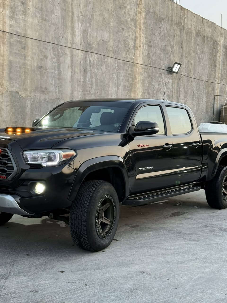 تاكوما ٢٣ بدي طويل 
موصفات Trd sport 
فتحه 
كشنات جلد 
فور ويل 
تدفئه كشنات 
مثبت سعره تحديد مسار 
قبق بدي هم موجود بيه 
ماشيه ١٠٨ كيلوا قابل لزياده 
مكان السياره كربلاء 
السياره نضفيف 
ضربته جاملغ و و باب شويه و مصلحه 
 سعره ب٢٩٥ 
***********
