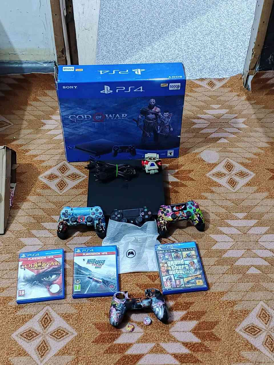 بلاي 4 للبيع جديد نظيف ما صار له اسبوع من اشتريتهن والاستيرن الجديد اشتريته ثلاث اقراص البلاي ويا لعبتين بالحساب في بيس وحرب ويده من عندهن اصليه وياي ثلاث يدات السعر 500 وبي مجال هذا رقم التليفون ***********
