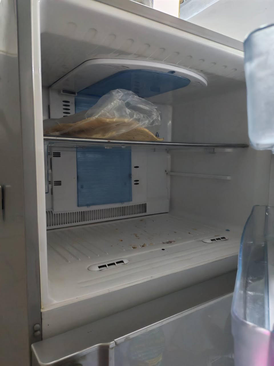 ثلاجة توشيبا شغالة للبيع 100 الف تواصل وتساب ***********

