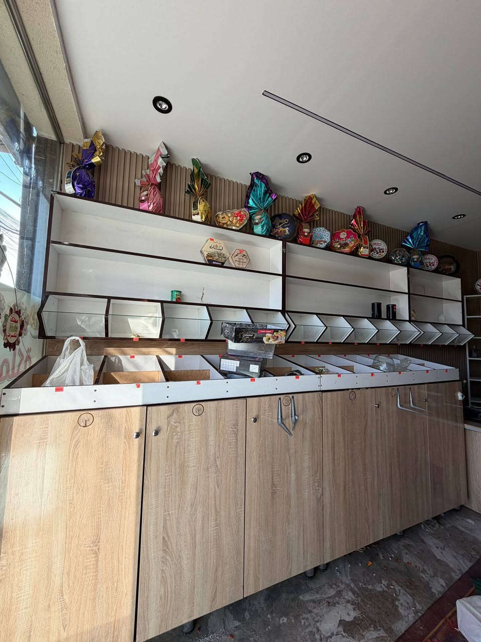 السلام عليكم رفوف جاهزة تفصال باسعار مناسبة وميزان وعربانة حب وجبس للبيع للاستفسار الاتصال *********** بغداد حي الحسين
