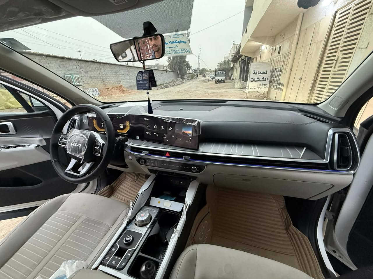 للبيع سورنتو موديل 2025 رقم بغداد بأسمي  E على وظع الشركه ضمان 5سنوات (دوليه )داخل وخارج ماشيه (27}حقيقي وعلى الفحص    بعدهي بتراب الشركه مكفوله كفاله عامه حتا من الشخط حتا الدعاميات مكفولات من الشخط

ألموصفات

جي بي أس 

حجم 6 سلندر/كير ماوس/تشغيل عن بعد/هناد بريك بصمه/ الصندوق كهرباء‏/دشبول الوان/ قبضات ابواب المنيوم.                           

حجم الاطارات 19

لايت عدسات/كشافات زينون                                      

مقود جلد شفتات مقود/مثبت سرعة/

عدد المقاعد 7/مقاعد الاماميه كهرباء                            

بردات خلفيه/حساسات امام خلف

تبريد شاشه ٣قطع تبريد                           

نظام مانع تزحلق/‏ABS

شاحن موبايل واير لس                          

اشاير بالمري والمري قابلة للطي 

مخرج AUX/مخرج USB

‏BIuetooth/                      

‏( comfort - eco- sport - smart)وموصفات لم تذكر 

 السياره مكفوله كفاله عامه من الزلغ

السعر(315} وبيه مجال قليل  

مكان سياره بغداد 

بي واتساب :

***********

‭0775 058 2845‬
