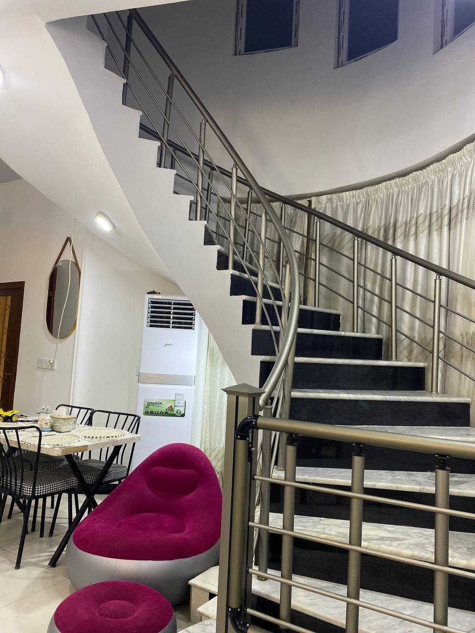 🏠 بيت للبيع – حي الزيتون بصف (ركن) خارطه كلش حلوه بناء درجه اوله شارع ٢٠ تبليط
📐 المساحة: 150 متر

🏗️ البناء: طابق واحد – بناء حديث 

الطابق الثاني فقط صاله

✨ المواصفات:

• 2 غرف نوم  وحده سويت 

• استقبال سويت 

• حمامات عدد3

• مطبخ حار او بارد

• صاله كلش حلوه 

• بيت نضيف جداً ومتعوب عليه

• موقع بصف الركن مميز – حي الزيتون شارع 20  مجاور مكتب عماد.  قرب اسواق الجوادين 

💰  مطلوب50 للاسكان التسديد الشهري 272  مع تبديل الكفيل 

📞 للاستفسار: ***********

