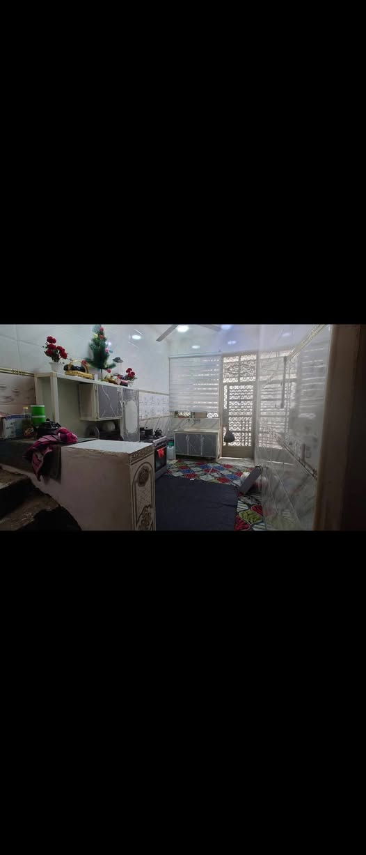السلام عليكم بيت للبيع الزراعي سنه 25 حي الرئاسه شارع 20 كيعان ابو رشاد طابقين الطابق الاول استقبال ومطبخ وغرفه وحمام اما الطابق الثاني غرفتين نوم وصاله وحمام نقص الطابق الثاني فقط كاشي السعر خاص ***********
