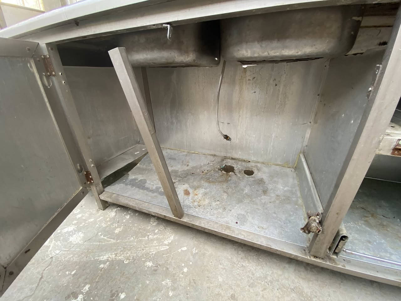 السلام عليكم  كاونتر سنك المنيوم للبيع طول 3 متر  عرض 62  هاي حالته كما موضح بالصور والفيديو + ملحق زاوية المنيوم السعر 180 الف المكان بغداد


**إذا كنت صاحب هذا الإعلان وتريد حذفه لأي سبب، رجاءا أرسل رسالة إلى الدعم الفني**