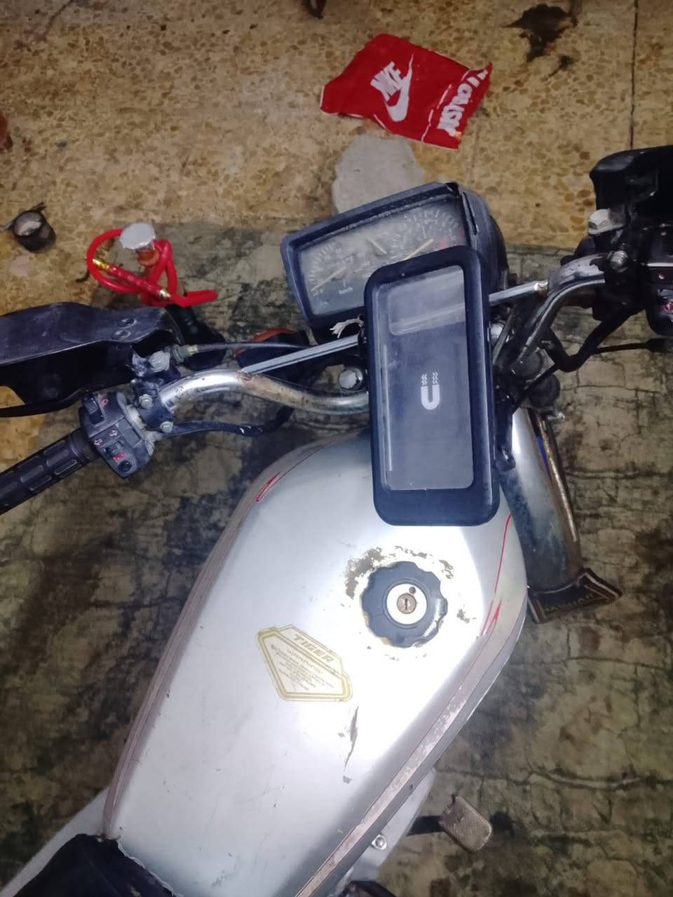 سلام عليكم ايراني سونك
5كير نضيفة شوف عينك تجفيت جديد 

مراوس او بيع 

رقمي ***********
