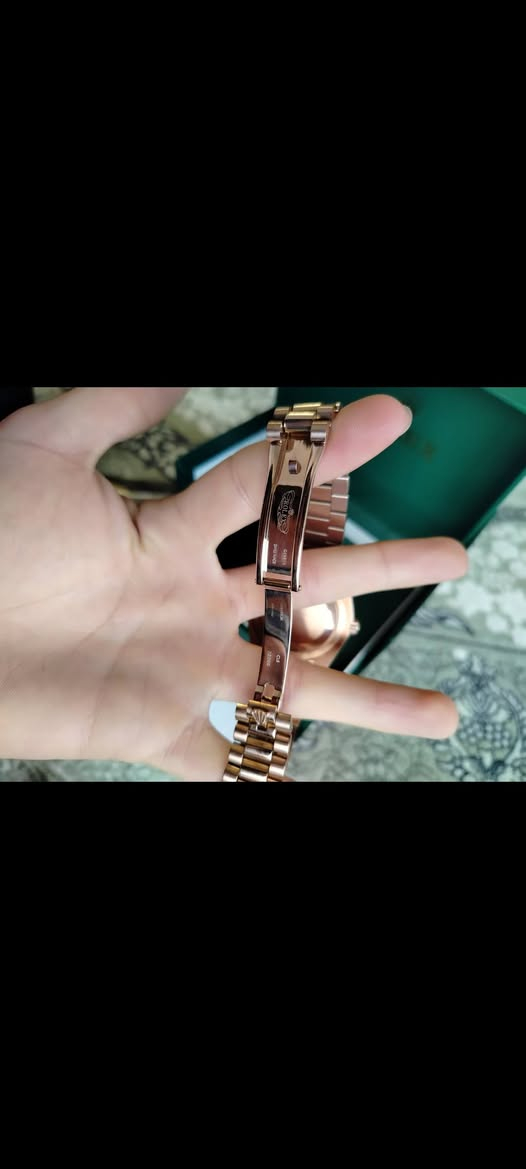 ساعة رولكس، موديل عالمي، من الوكالة السويسرية، لون ذهبي وردي، داخلية خضراء، مزودة بتقويم وساعة أسبوعية، حركة أوتوماتيكية، بشرط بيعها مع الرقم التسلسلي الأصلي، السعر 85 الف دينار.

کاتژمێری کۆمپانیای ڕۆلێکس ، مۆدێلی نیودەوڵەتی وەکالەی نیودەوڵەتی سویسری ،ڕەنگی ڕۆز گۆڵد داخیلی سەوز ، ڕۆژ ژمێر و هەفنە ژمێر ،مەکینە ئۆتۆماتیک ،بە شەرتو زەمان دەیفرۆشین ئەسڵی بێت ماستەر رەقەم یەک بێت ، نرخی 85 هزار دینار


**إذا كنت صاحب هذا الإعلان وتريد حذفه لأي سبب، رجاءا أرسل رسالة إلى الدعم الفني**