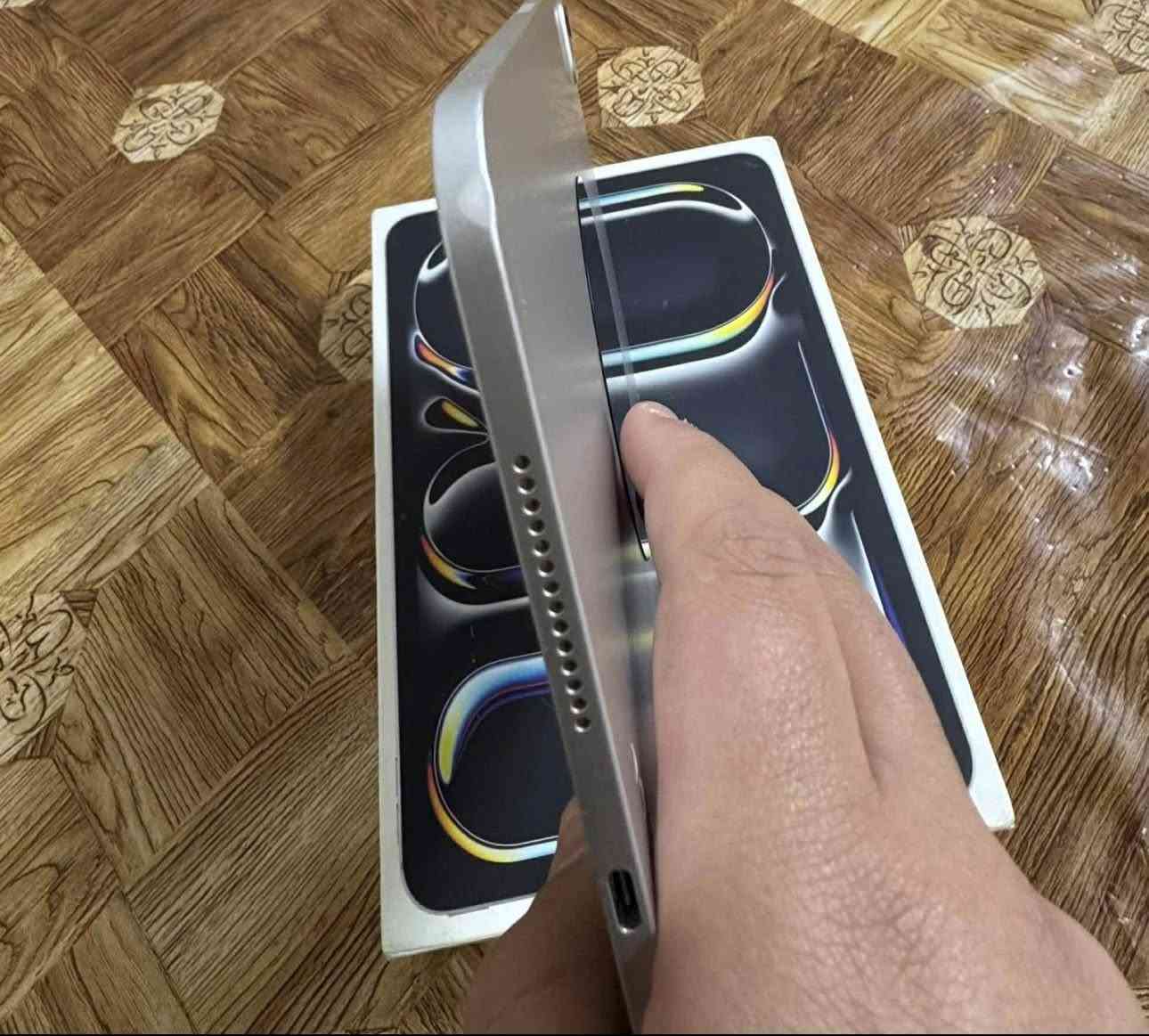 سلام عليكم ايباد ١١. M4. ذاكره 256 بطاريه 88 جهاز نضيف السعر ٩٠٠ وبيه مجال قليل. عنواني البلديات الصحفيين رقم الهاتف ***********
