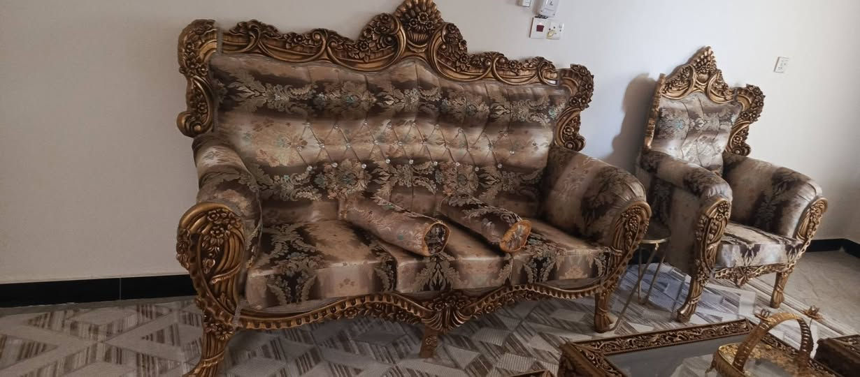 السلام عليكم
قنفات ملكي تخم كامل حاله ممتاز جديد 
متكون من 10 مقاعد 
مع كوشات 8 مع سيت طبلات 3 
النجف مجمع ابو تراب 
السعر 750 الف 
الإتصال ***********
