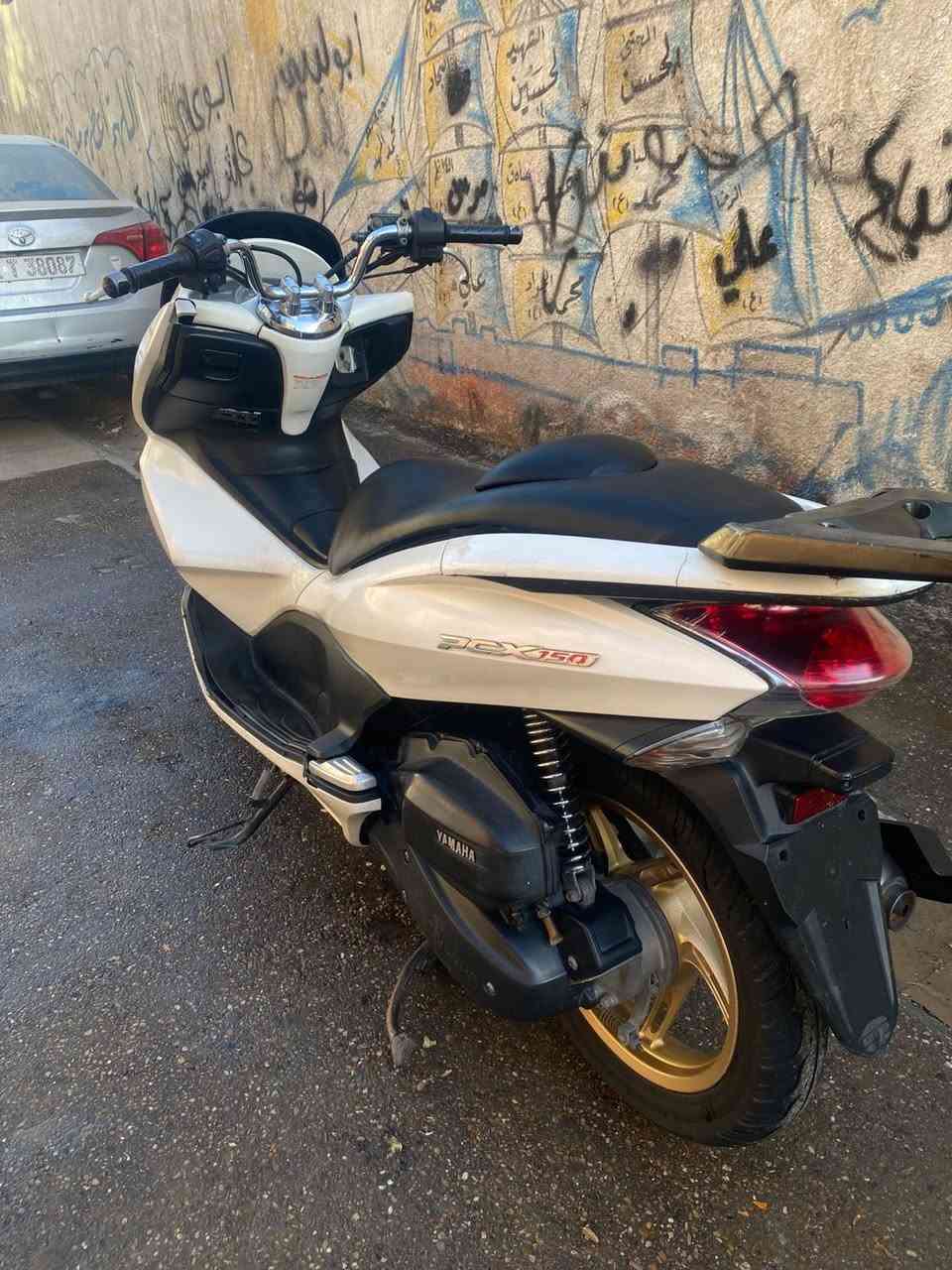 السلام عليكم دراجه للبيع PCX جيل الاول نظيفه وكفاله المكينه برغي مامفتوح بيها بس الكفرات بيها ملاحظات وشخوط بسيطه السعر 1.250 المكان بغداد مدينه الصدر التواصل ***********
