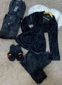 ⭐ بجامة مخمل أسود – سواد فاحم 🔥  كل قطعة جنطة + صورة أصلية ماركة نجمة ...