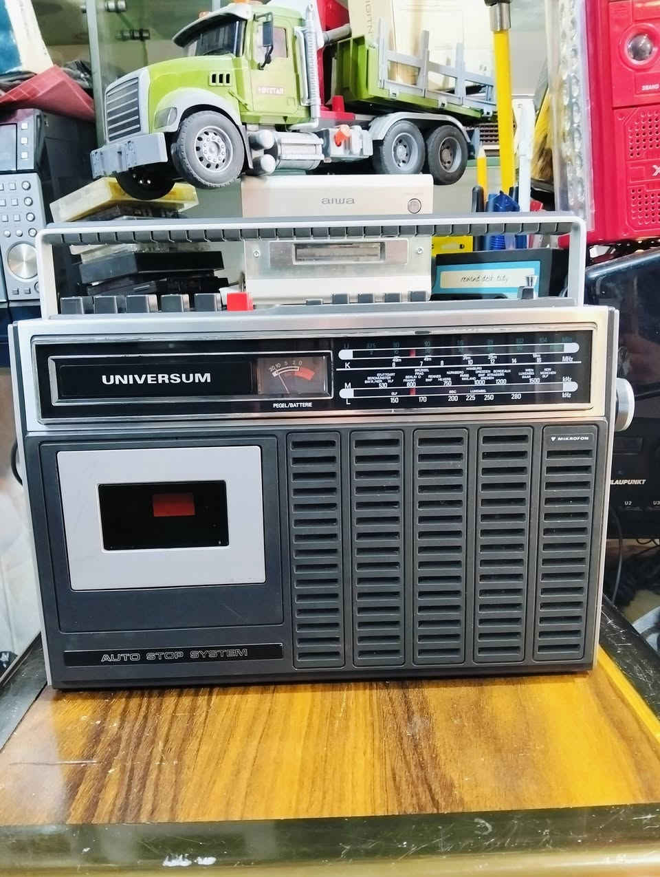 من اقدم الاجهزه الالمانيه
راديو مسجل يونفيرسم الالماني 
صناعه ألماني انتاج الجهاز 1978
جهاز بلادي غير داخل تصليح وضع الشركه 
موجات الراديو FM MW LW
المسجل تقديم ترجيع وتسجيل واضح 
يعمل كهرباء وباتري 
يوجد فديو بالمنشور يوضح التشغيل 
للحجز المراسله على الخاص


**إذا كنت صاحب هذا الإعلان وتريد حذفه لأي سبب، رجاءا أرسل رسالة إلى الدعم الفني**