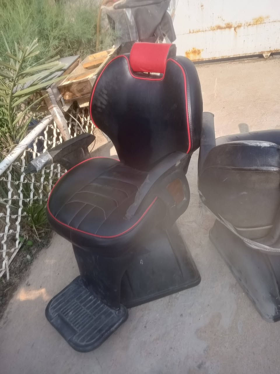 3مريات ابو الميز وبيهن اناره داخليه و3كومدي  و2كراسي شيروكي الضهر ضهر طاك جكات شغالات   العنوان انوار صدر 
***********
