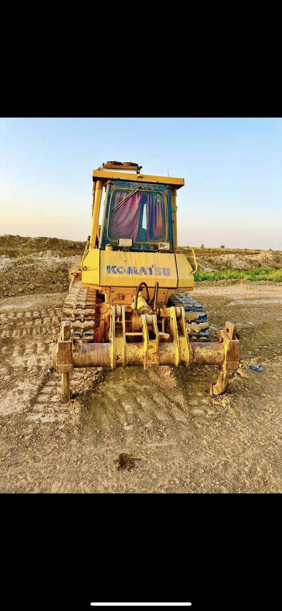 بلدوزر حجم 65 موديل 2007 محرك توني مجفته تجفيت درجه اولاه وكير بلاادي  مكفول ورقم ربيل تحويل ابي وقت يعجبك ***********
