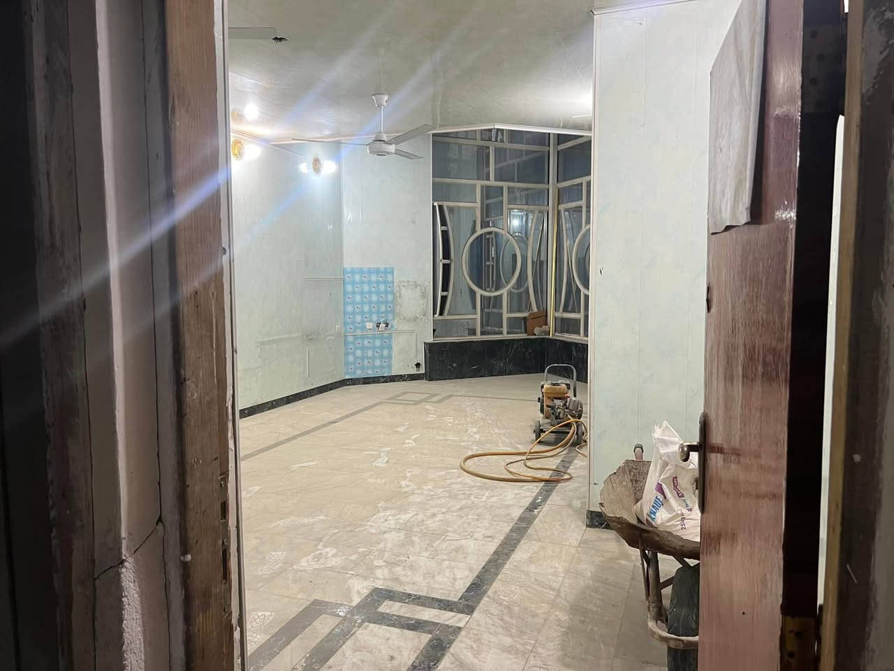 السلام عليكم
بيت للبيع المساحه 380 م

مكانه بغداد الحبيبية قرب حسينية شهداء شمر 

بيت نظيف مرتب وجبير بي خمس غرف وحمام مطبخ وصالة وحمام سويت كامل والشراي يتصل 

رقم الهاتف(***********)احمد السلطان
