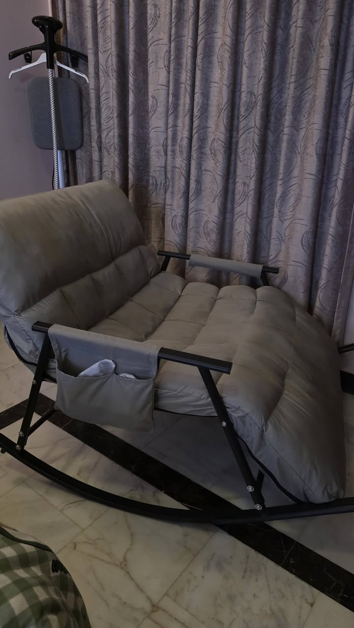 السلام عليكم
كرسي هزاز مستعمل نضيف حديد مو خشب يتحمل نفرين السعر 120 وبيه مجال 
العنوان: بغداد العامريه
هـ:***********
