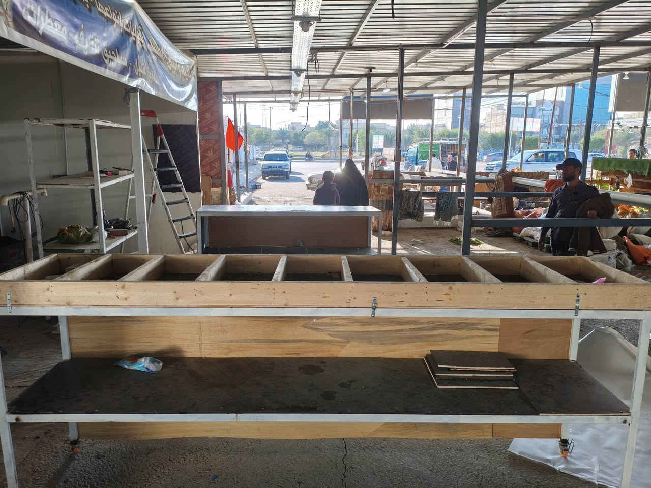 رفوف محل عدد 3 تفصال حديد ماصارلي شهرين من فصلتهن القياس ارتفاع مترين ونص طول 3 متر ولداخل مالته قياسه 40 سانتي متر  وميوزه عدد 2 واحد طوله 3 متر ارتفاعه  واحد متر ولداخل مالته 60 سانتي متر .. 
الميز الثاني طوله مترين الارتفاع واحد متر ولداخل 60 سانتي متر  ***********
