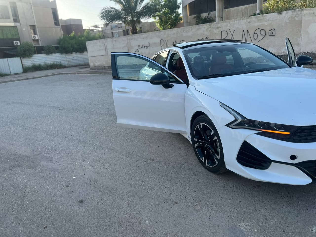 السلام عليكم عندي هاي الكي فايف للبيع 2024
بيها قطعه ونص صبغ وقطعه بارد بدون دواخل

فول مواصفات 

ماشيه 30 
السياره جاهزه شرط ترايها زيرو
سنويه بسمنا
ترقيم جديد
السعر 170 وبيها مجال حك شوفتك
***********
واتساب موجود للتفاصيل اكثر
