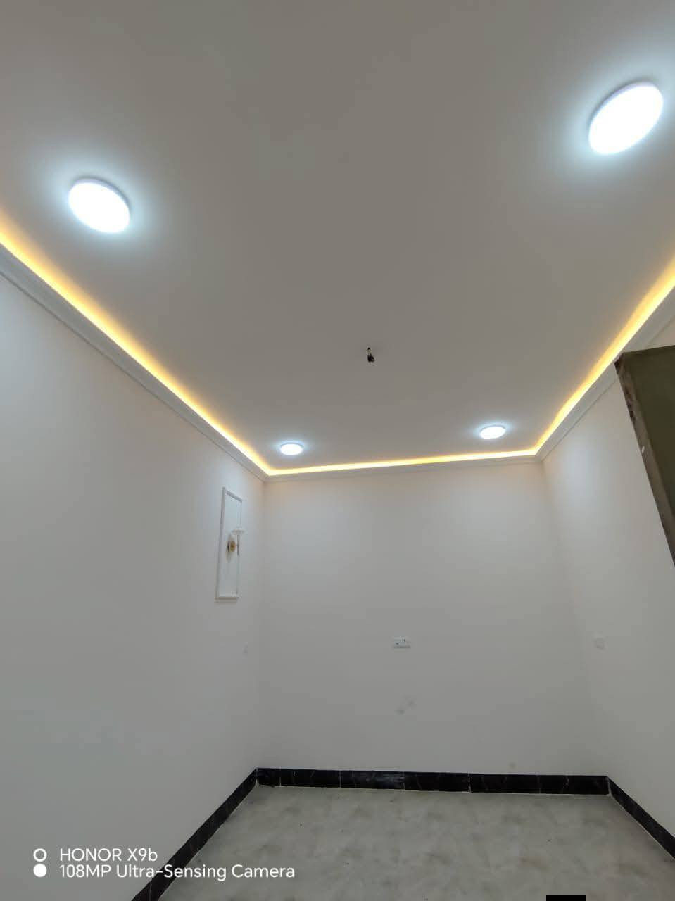 دار للايجار الديوم منطقة المربع الثاني قرب المستوصف والمدارس مساحة 100 متر طابقين  ثلاث غرف نوم وصاله ومطبخ واستقبال وصحيات عدد 3 بيت زيرو للاستفسار الاتصال على الرقم ***********
