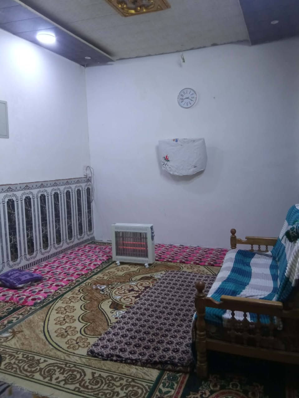 بيت للبيع مساحه  البناء 125 مربع الوجه 8 النزال 15 مع 48 متر مامبنيه  حديقه ويه البيت يعني يصير النزال 21
غرفه +مطبخ +استقبال + كلدور  وطارمه  وصحيات  حمام بناء جديد قبل 8  سنوات مبني جديد سند 25  بدايه طريق حله نجف قرب الشقق السكنيه الجامعات المستقبل و الجامعه الاسلاميه 
وكليه العلوم تبعد 5 دقايق كلشي متوفر قرب مول جوهره الحله 
السعر 100
للاتصال ***********
***********
