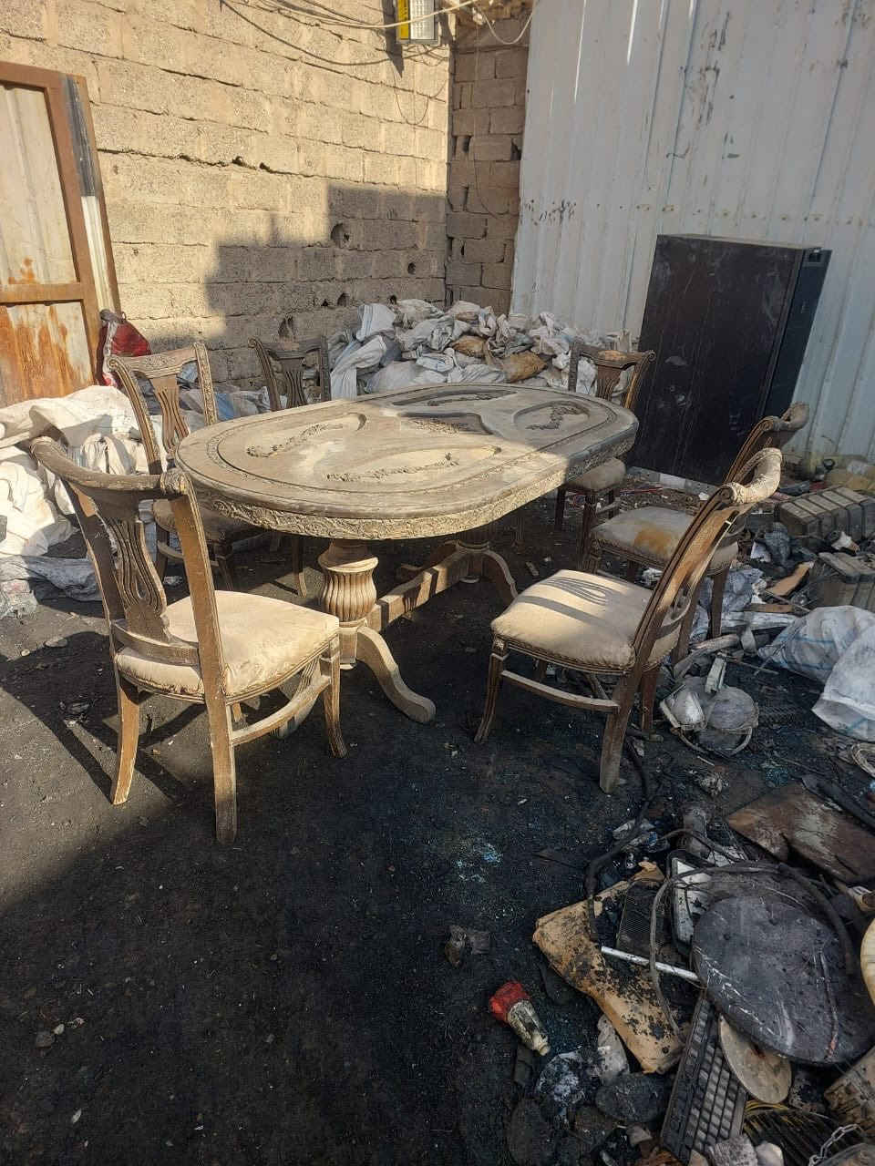 السلام عليكم
ميز طعام انتيكا  ست كراسي وملحقاتة ويا
سعرة 300
مكانة الحبيبية رقم الهاتف ‭0770 649 0164‬
