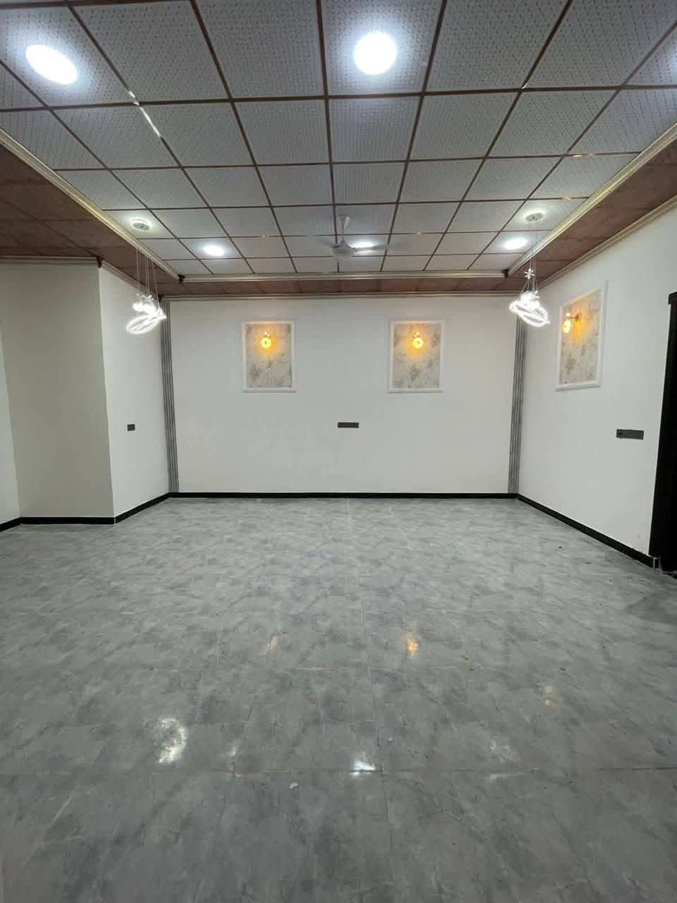 السلام عليكم واسعد الله اوقاتكم
***********
يتوفر بيت للبيع  
سعر بلاش 
#طابو ملك صرف زراعي عراقي سند 25 
مساحة البناء 210م
يحتوي البيت على 
 3غرف 
ديوان 
مطبخ
صاله 
صحيات داخلي وخارجي
كراج سياره

#البناءجديد 2026 درجه اولى وجاهز من كلشي  منطقه
 هدوئ ومتوفر بيها جميع  
 الخدمات ماء كهرباء مدارس قريبه مستوصف سوك كافة الخدمات متوفره

البيت فارق وجاهز للسكن 

البيت يقع على شارع 10م  اناره الشارع كله

#العنوان : بصره ابي الخصيب  قرب مدينة الندلس السكنيه 
( السعر  110وبي مجال )
***********
