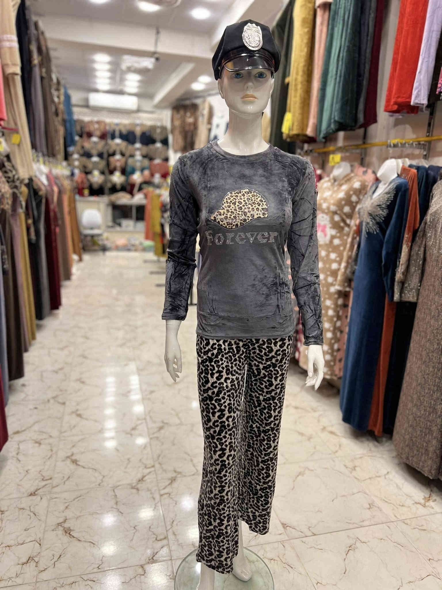 تراك  نسائي فول ليكرا 
خامه ممتازه 👌
يلبس وزن من50إلى 90كيلو 
سعر الجمله 12 قطعه (75 )الف
سعر المفرد (8)الف 
يوجد توصيل داخل الموصل 🚚 
(واتساب )***********
