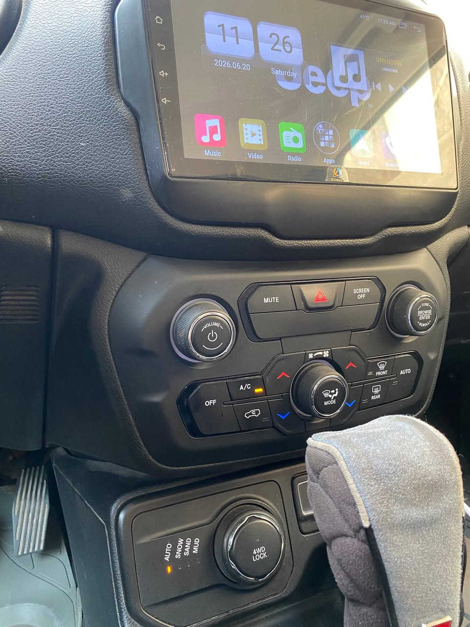 سلام عليكم ورحمة الله ؛
جيب رنيكيد 2019, 

للبيع بسرعة — Jeep Renegade Sport 2019
لون أسود — محرك 2400cc

سيارة نظيفة وعملية جداً، مناسبة للاستخدام اليومي والسفر، بحجم SUV مدمج وسهلة القيادة.
المحرك 2.4 لتر اقتصادي وقوي بالنسبة لحجم السيارة

المواصفات:

جيب رنيكيد موديل 2019 دفع رباعي 4x4 
محرك 2400cc بنزين
لون أسود مميز
گير أوتوماتيك
تصميم SUV مرتفع وعملي
صرفية وقود زينه مقارنة بحجم السيارة
مقصورة مريحة ورؤية ممتازة
كاميرا خلفية
شاشة / نظام كارپلي 
بلوتوث و USB
تبريد بارد
شبابيك ومرايا كهرباء
مثبت سرعة
أنظمة أمان: ABS، مانع انزلاق، ثبات إلكتروني، إيرباگات كلها سليمه

سيارة شبابية، قوية الشكل،

العداد: [١٣٠ الف]
الحالة: [كلير امريكا حادثها جاملغ خلفي في العراق بدون اي ايرباگ]
السعر: [١١٥٠٠$]

السيارة جاهزة للفحص، والبيع لأقرب سعر مناسب.
للجادين فقط، التواصل على الخاص أو الاتصال: [***********]
