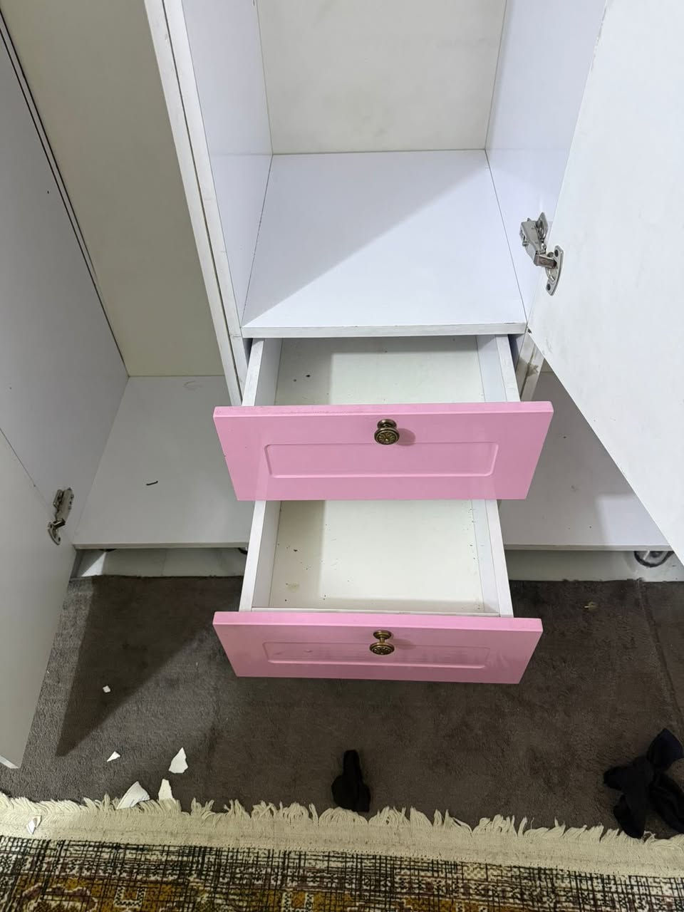 سلام عليكم كنتور خشب وميز بلازمة للبيع سعر الكنتور 100الف  ولميز سعره 75الف عنوان بغداد الشعلة دوانم (***********)￼
