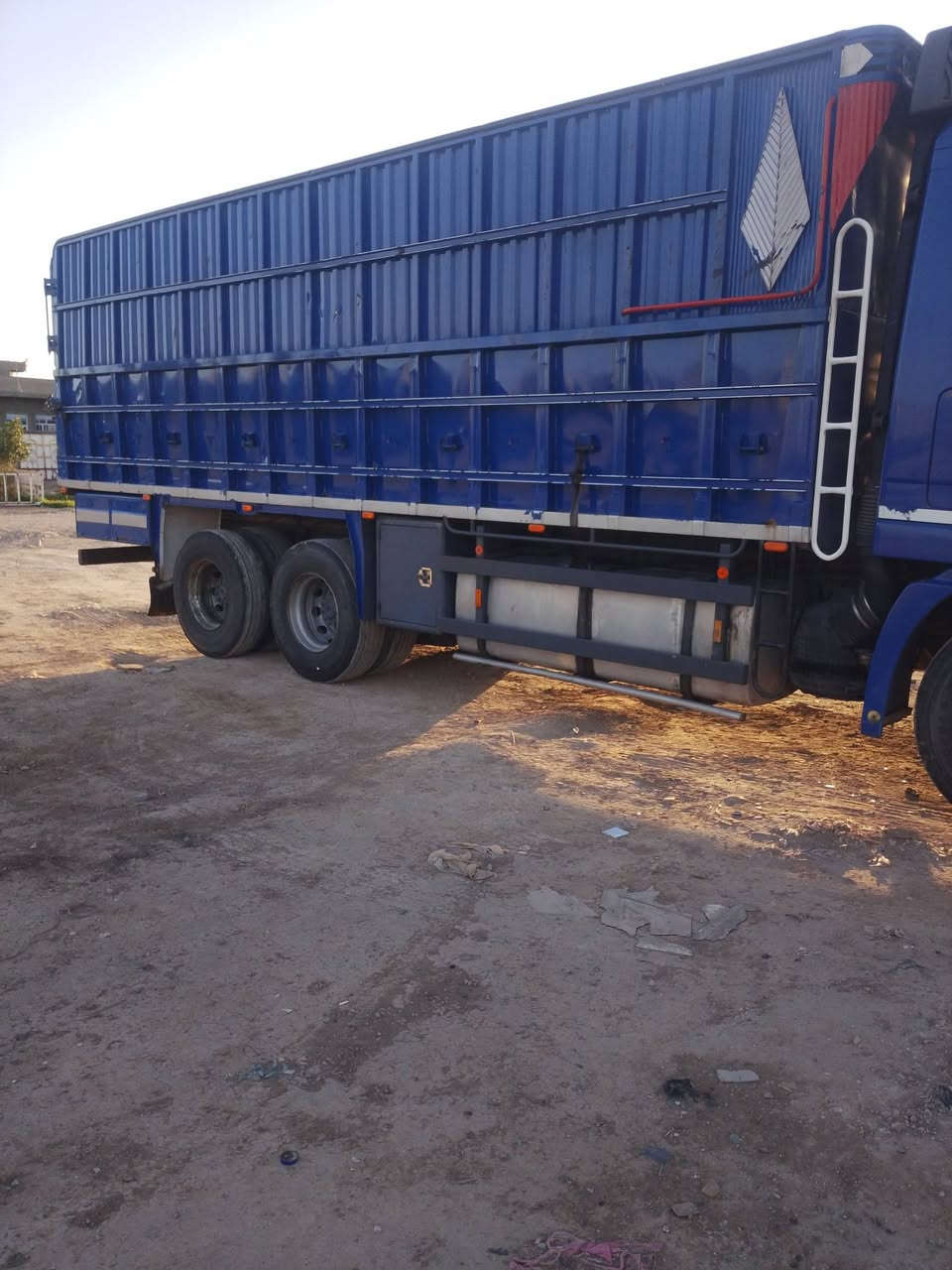 السلام عليكم سيارة اكتروس موديل ٢٠٠٤دبل تاير سياره خير من الله رقم الهاتف راعي السياره ***********
