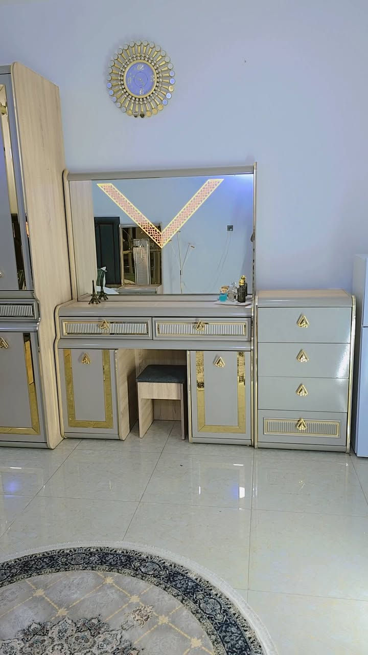 سلام عليكم غرفة  تركي ١١ قطعة خشب ثقيل 
اناره لمس جرباية مخزن برغي جوي حديد نضافة ٩٠ بل مية مكاني بغداد  متواجد بس واتساب ***********
