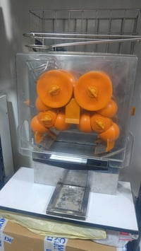 معصارة برتقال صناعية • مخصصة للمحل • دبابات مفقودة