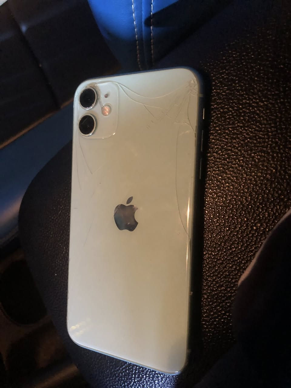 السلام عليكم ايفون ١١ ذاكره ٢٥٦ بطاريه ٨٢ كفاله عامه سعر ٢٠٠ متواجد خاص وهذا. قم بي واتساب ***********
