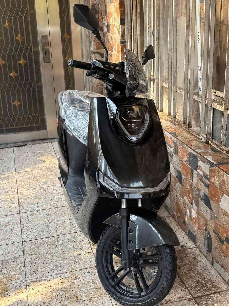 السلام عليكم دراجة للبيع جديدة كلش
استخدام قليل مواصفات 

طراز EZEEGO، وهي منتج لشركة Yadea الصينية المتخصصة في الدراجات الكهربائية. 
البطارية: جرافين 38/72 فولت، بعمر افتراضي يصل إلى 1000 دورة شحن.
السرعة والمسافة: سرعة قصوى 58 كم/ساعة، ومسافة مقطوعة لكل شحنة تتراوح بين 102 و 115 كم.

بعدها باضمان حقيقي 100% من الشركة لمدة سنتين على الملف والبطارية، وسنة واحدة على العقل.
 دسك أمامي وخلفي، وحجم الويل 12. 
ماشية 999 كيلو الدراجة نظيفة جديدة بدون تصليح

السعر: 1,150,000 دينار عراقي. بيها مجال 

المكان الدورة حي الصحة 
***********
