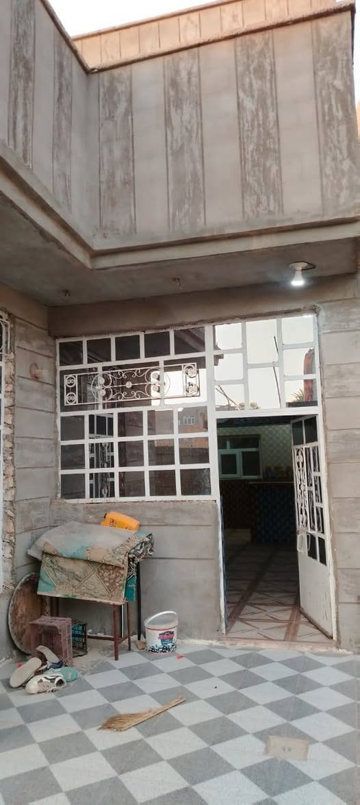 للبيع بيت متكون من طابقين مساحة 300 متر يحتوي على ثلاث غرف نوم واستقبال وهول ومطبخ حار وبارد وصحيات داخلية وخارجية موقع البيت الحقلانية في منطقة البزون والسعر مناسب علما انه مسجل في البلدية للستفسار والسعر اتصل ***********
