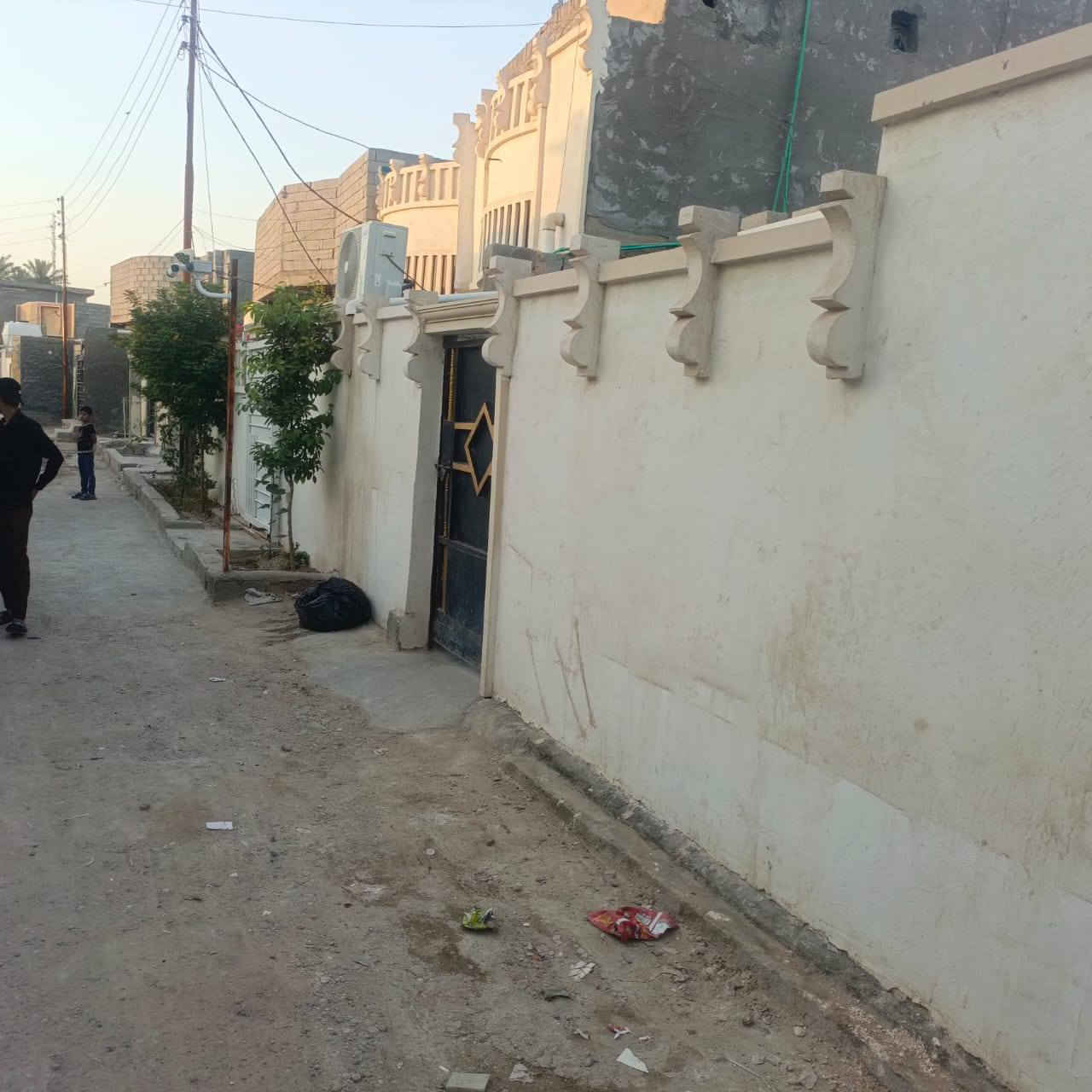 بيت للبيع  مساحه 150قرف ثنين صاله استقبال ومطبخ جاهز للسكن تانكي ماطور مغاسل خدمات كاف مدارس عنوان ابو منيصير قرب جامع الناصر ومدرسه زهره الخمائل***********
