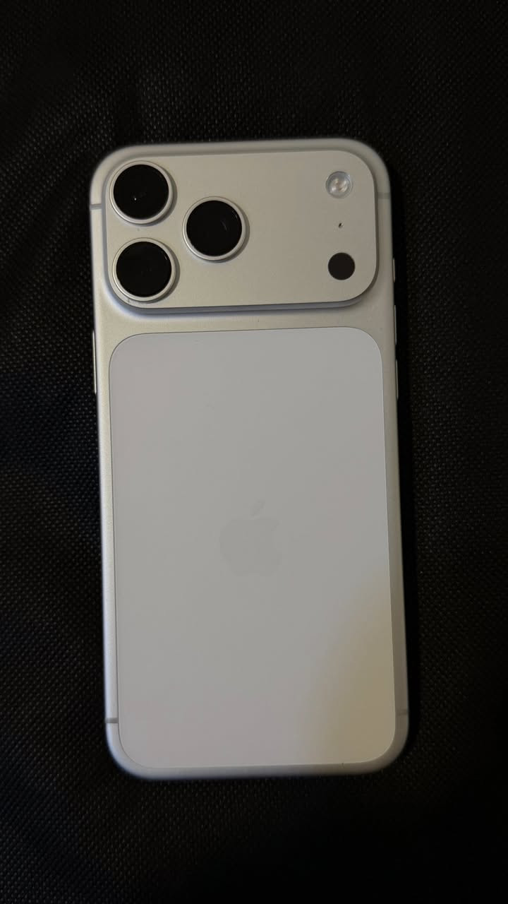 السلام وعليكم عندي 17 pro max ذاكرة 512 ايسيم شريحة الكترونية esim
الجهاز نظافة 100% وبطارية 100% 
رايده 2300 وبي مجال 
للتواصل ***********
