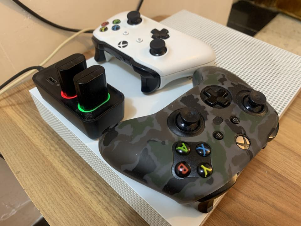 � للبيع جهاز Xbox بحالة ممتازة جداً 🎮
✅ ذاكرة 1 تيرا
✅ عدد 2 جويستك أصلية
✅ الجهاز نظيف جداً وغير مفتوح
✅ حساب Game Pass لمدة شهرين
✅ مجموعة ألعاب جاهزة
الجهاز استخدام قليل جاهز للتشغيل المكان بغداد  
للتواصل على رقم وتساب :
***********
