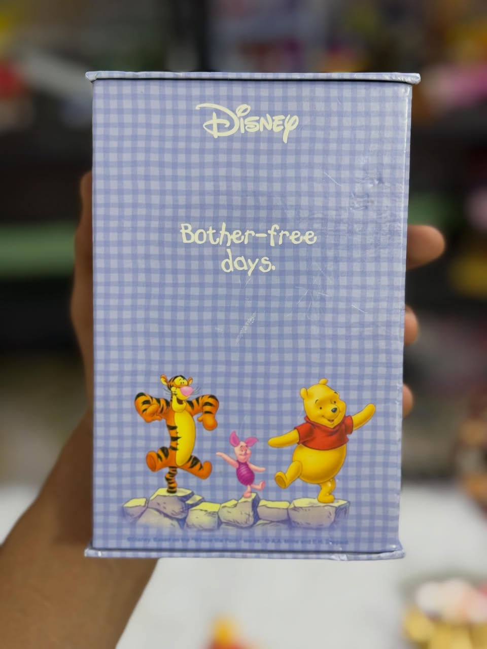 متوفر ✅مسند كتب خشبي كلاسيكي لشخصية “نمور” (Tigger) من مجموعة ديزني الكلاسيكية “ويني الدبدوب” (Winnie the Pooh Bookend Buddies). يشتمل المجسم الأصلي على كتيب قصص صغير مخفي خلف الدمية يمكن سحبه وقراءته (في هذا المجسم كتاب “Tigger’s Bouncy Day”).تاريخ الإصدار: يعود هذا الإصدار العتيق (Vintage) إلى عام 2001 وهو من إنتاج ديزني الرسمي بالتعاون مع Reader’s Digest.

سعر المكتبه ٣٥
سعر المجرات ١٠
ويني هديه


**إذا كنت صاحب هذا الإعلان وتريد حذفه لأي سبب، رجاءا أرسل رسالة إلى الدعم الفني**