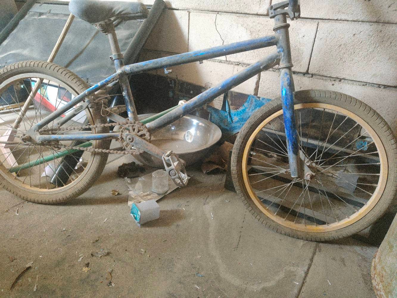 بايسكل BMX نظيف جدا سعر مناسب 95 الف
ممكن تذكر شنو موديل/ماركة البايسكل بالضبط، وإذا تعرف شكد قياس الإطار أو حجم العجلات؟: 
حجم 24
وين موقعك بالضبط حتى الزبون يعرف منين يستلمه؟ (المنطقة/المدينة): 
بصرة شط العرب
البايسكل بيه أي عيوب أو يحتاج صيانة بشي معين مثل السلسلة، البريك، الجير، أو الكفرات؟: 
نظيف جدا 
السعر 95 ألف نهائي لو بيه مجال بسيط للمساومة؟: 
مجال بسيط