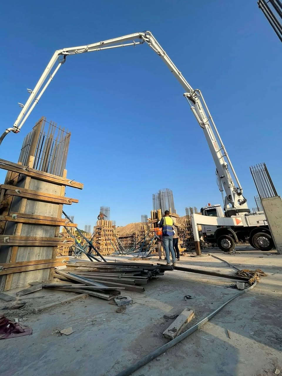 تتواصل شركتنا مع جميع المواطنين والزبائن الكرام لتوفير مادة الكونكريت الجاهز ( الجاف والرطب ) في جميع مناطق محافظة البصرة  وعلى مدار 24 ساعة
مستعدون لتجهيز الكونكريت بكافة انواعه(c45.c40.c35.c30.c25.c20)

 🔴 اهم مواصفات الكونكريت لدينا:  
1-جميع المواد ( الحصى والرمل والاسمنت )ناجح في الفحص المختبري .
2- الماء المستخدم في الخلط RO وخاضع للفحص .
3- المواد المضافه تكون حسب الطلب ومستورده من اوربا .
4- الخلط الرطب يتم بخلاطه سيكوما(sicoma) الايطاليه .
5-معاملنا فوول اوتاماتيك .

▪️قدرة انتاجية اكثر من 180 متر مكعب  في الساعة
▪️ الانتاج والاشراف من قبل كادر هندسي من ذوي الخبره

يتوفر لدينا اسطول متكامل من الاليات والمعدات التخصصية الحديثة 

التواصل ***********
