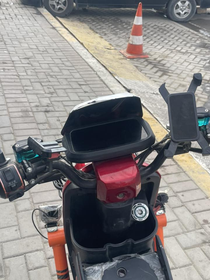 السلام عليكم ورحمة الله وبركاته
دراجه شحن لبيع نوع His اسمه H900 
الدراجه ناقصه كلوب الامامي محترك فقط 
الدراجه تجي ٥ باتري صغار و يجي ملف مالته ٢٠٠٠ واط 
بريكاته دسكات امامي خلفي و يجي بيه سماعات بلوتوث 
و تجي بصمه يد و تشغيل عن بعد و يجي وياه بصمه وحده و اسويج واحد التجوه خلفيه موجوده بس اني شايله و مكاني بغداد العامريه شارع المنظمه و الرقم *********** واتساب و السعر مناسب مقارنه اب اسعار الجديد
