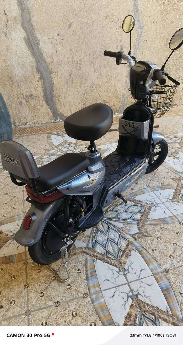 دراجه شحن حجم ١٤ جديده استعمال اسبوعين بصمتين دراجه بل كارتون  ٤بطاريات السعر 325وبيه مجال قليل ***********
