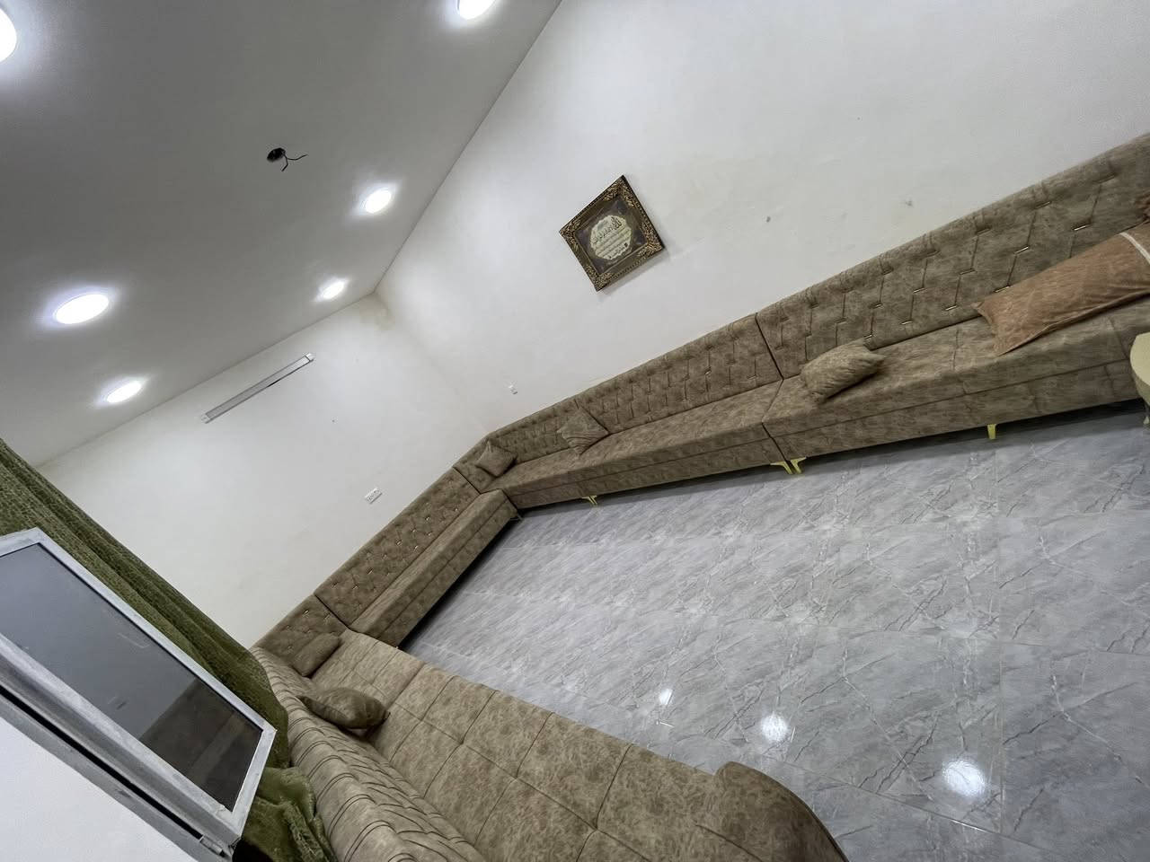 دار للبيع منطقة البوعيثه مقابيل صيدلية بسمة الحياة 
المساحه ١٥٥ متر 
الواجه ١٢ ونص والنزال ١٢ 
يتكون من ثلاث غرف نوم وصاله وستقبل ومطبخ 

الاتصال على الرقم ***********
