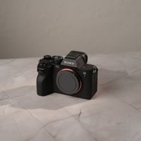 سوني a 7iv للبيع كاميرا سوني الفا 7 مارك 4  Sony a 7 iv  للبيع...الشتر...