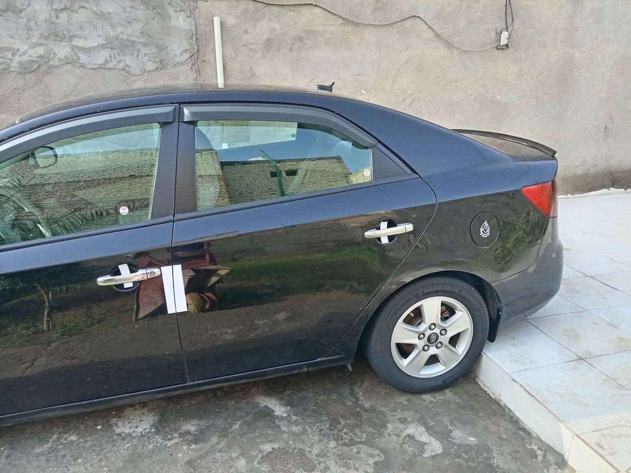 اسلام عليكم ورحمة الله وبركاته فورتي ٢٠١١ لبيع لعنوان بغدادلثعالبه شارع لبانزين خانه شارع علي لوكيل *********** ابورقيه غيرمتواجدعلى لفيس خابروتدلل لسعر٨٥ وبيهامجال
