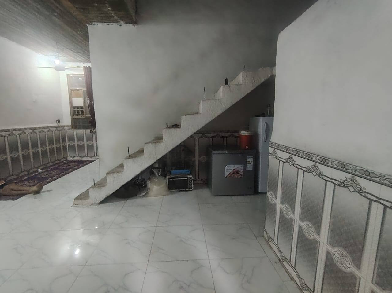 🏠 بيت للبيع - قنطرة السلام (فرع المدرسي)
فرصة للحصول على بيت جاهز للسكن في موقع متميز وهادئ (قرب المصري)، بجميع الخدمات.
✅ تفاصيل العقار:
المساحة: 100 متر مربع.
الموقع: قنطرة السلام - فرع المدرسي - قرب المصري.
التصميم الداخلي: صالة + استقبال + غرفة نوم + منور.
المرافق الصحية: حمام + تواليت (سيراميك للسقف مع سقف ثانوي).
🛠️ المواصفات والتشطيب:
الهيكل: بناء بلوك، السقف صب كونكريت.
الأرضية: بورسلين درجة أولى.
الجدران: سيراميك للمطبخ والمرافق الصحية.
السطح: مطبق "فرشي" مع سستارة كاملة للبيت.
⚡ الخدمات المتوفرة:
الكهرباء (التيل أمام الباب مباشرة).
شبكة ماء وإسالة.
منظومة مجاري متكاملة.
الشارع مبلط بالكامل.
📞 للاستفسار والتواصل:
للمزيد من المعلومات أو لتحديد موعد للمعاينة، يرجى الاتصال على الرقم:
***********
أو المراسلة عبر الخاص. تعت
