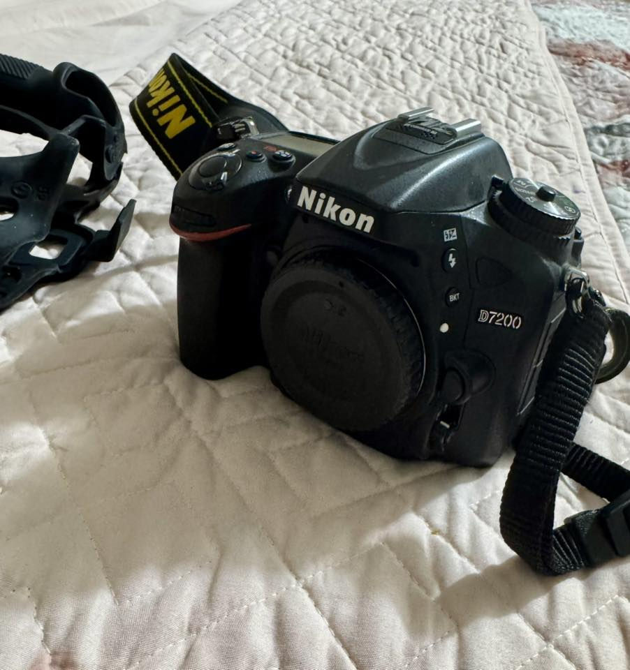 للبيع (Nikon D7200 كسر زيرو + عدستين + بكج ملحقات)

السلام عليكم.. 
للبيع حزمة تصوير احترافية متكاملة "شلع قلع" تناسب المصورين وصناع المحتوى، القطع اختيرت بعناية والحالة العامة ممتازة جداً.
المحتويات والتفاصيل:

1 جسم الكاميرا: Nikon D7200 الأسطورية، نظافة ممتازة جداً، عداد الشاتر قليل للغاية (5,125 ضغطة فقط) استخدام خفيف جداً كسر زيرو. يجي وياها:
 البطارية الأصلية: نظيفة جداً وتحتفظ بالشحن بامتياز.
 الشاحن الأصلي الجداري: من نيكون موديل MH-25a لجلسات الشحن الأساسية والسريعة.
 شاحن سيارة إضافي (Premium Tech): مع وصلة القداحة للشحن أثناء التنقل وفي السفر والرحلات.
 ذاكرة التخزين: رام Toshiba أصلي بحجم 32GB Class 10 سريع ومستقر جداً للفيديو والصور.

2 العدسة الأولى (الشاملة): Nikon AF-S 18-140mm f/3.5-5.6G ED VR عدسة شاملة لكل الأغراض مع مانع اهتزاز ذكي وغطاء حجب الإضاءة (Lens Hood).

3 العدسة الثانية (عدسة التقريب الخارقة): Sigma 70-300mm f/4-5.6 DG Macro، مخصصة لتصوير الطيور، الرياضة، والبورتريه مع عزل خلفية سينمائي مميز وخاصية ماكرو مدمجة، نظيفة جداً ومعها الـ Lens Hood الأصلي.

4 فلاش استوديو خارجي: Vivitar DF-4000 Bounce Zoom Slave Flash (جديد تماماً غير مستعمل بالكامل في علبته).

5 طقم فلاتر احترافي: K&F Concept (تحتوي المحفظة على فلاتر ND للتعريض الطويل، FLD لتصوير النيون، وفلتر استقطاب CPL لمنع الانعكاسات وزيادة زرقة السماء).

6 مقبض فيديو سينمائي: JJC HR-DV Pistol Grip لثبات هائل أثناء تصوير الفيديو وتوجيه الكاميرا.

7 حلقات تصوير الماكرو: Extension Tubes (طقم 3 أحجام 12mm, 20mm, 36mm) لتحويل العدسة لتصوير أدق التفاصيل وقريبة المدى.

8 حوامل التثبيت: * حامل ثلاثي القوائم احترافي Xit Photo 50" Tripod مع مقبض حمل ورأس فيديو سلس وحركات بانورامية ناعمة.
 حامل أحادي تلسكوبي Yunteng Monopod ممتاز للتنقل والتصوير السريع والملاعب.

9 الصوت والتحكم:
 مايكروفون ستيريو خارجي MIC-01 صوت نقي للفيديو ومعه إسفنجة حجب ضوضاء الهواء.
 ريموت لاسلكي التورا (Altura Photo) للالتقاط عن بُعد ومنع اهتزاز الكاميرا.
 كابل تحكم سلكي JJC مخصص للتايم لابس والتعريض الطويل.

10 الحماية والصيانة:
 كفر حماية سيليكون كامل (Body Guard) بلون أسود متوافق تماماً لحماية جسم الكاميرا من الصدمات والخدوش وعرق اليد.
 فلتر حماية Kenko UV (58mm) علبة منفصلة لحماية زجاج العدسة.
 منفاخ هواء سيليكون مخصص لصيانة وتنظيف العدسات والمستشعر من الغبار بأمان.
السعر المطلوب للمجموعة كاملة: [ 1,300,000 دينار عراقي].
وبي مجال 
للتواصل *********** وتساب
