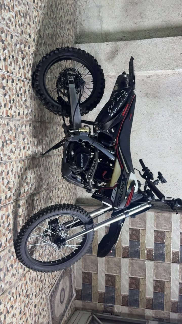 سلام عليكم قفاز للبيع X موتل مكينه 300cc دراجة مرقمه سليمانيه  باسمي ثاني يوم احولك دراجة تخبل ما ناقصه ايشي فقط شغل واطلع مسوي عليها تعديلات لايت تشغل وتطفي بدكمه وهورن هم دراجة تخبل بشهر الواحد اخذتها وطلعاتي بيها كلش قليله سعرها بمليونين و400 آلاف ولحد يكسر بيها يسمع مني كلام ميعجبه رقمي *********** مكاني بغداد دورة
